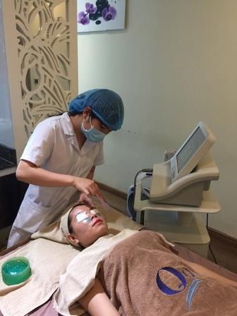 Xóa sẹo thâm ở chân bằng laser